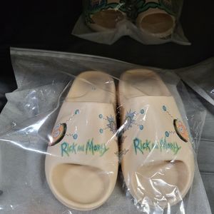 I am selling a rubber slipper